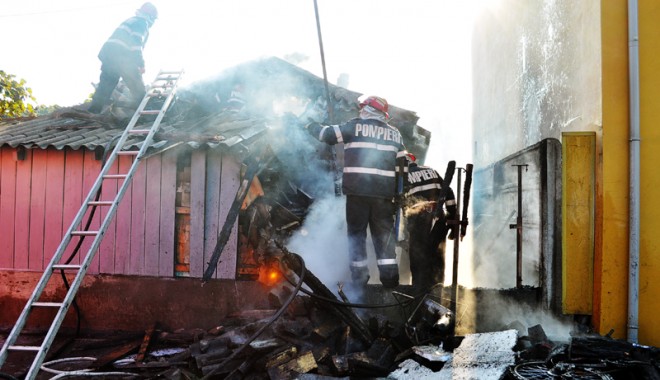 Incendiu la o casă din zona Halta Traian. Vezi imagini de la intervenție - incendiunicoalefilimon67-1319992976.jpg