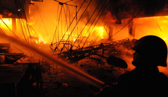 Hotel mistuit de foc.  11 persoane au murit și 70 au fost rănite - incendiupakistan-1480950478.jpg