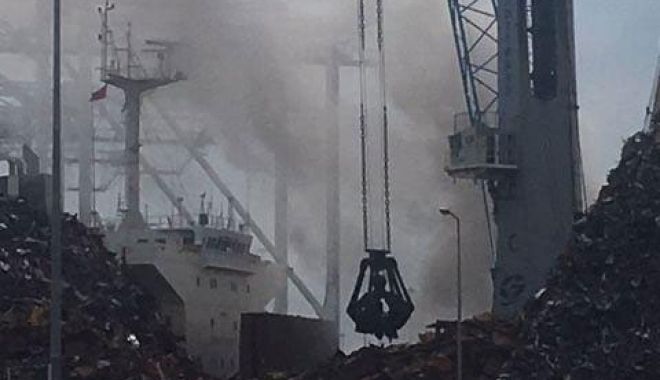 Incendiu pe o navă cu deșeuri la Southampton - incendiupeonavacudeseuri2805-1527505866.jpg