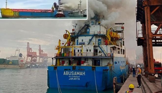 Incendiu pe o navă încărcată cu fosfat de amoniu - incendiupeonavaincarcatacufosfat-1667216253.jpg