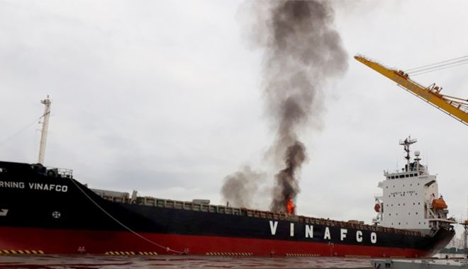 Incendiu pe un portcontainer, în Vietnam - incendiupeunportcontainerinvietn-1630948915.jpg