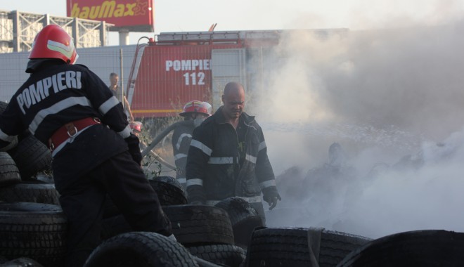 INFERN DEZLĂNȚUIT lângă varianta Constanței  / GALERIE FOTO - incendiupompierfoccauciucuri36-1345738615.jpg
