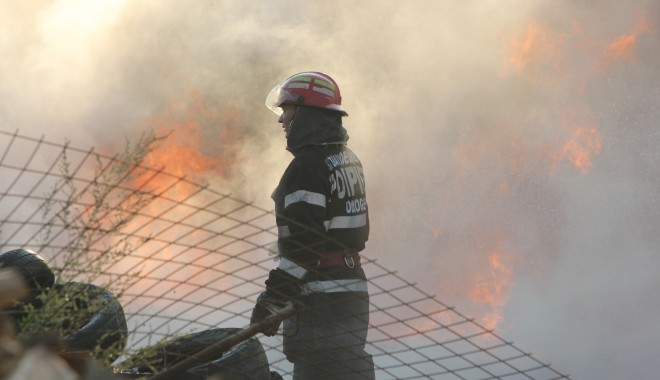 IMAGINI SPECTACULOASE / Incendiu violent lângă Metro 1 - incendiupompierfoccauciucuri82-1345789742.jpg
