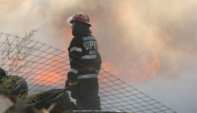 Incendiu în Constanța. O femeie și-a pierdut viața - incendiupompierfoccauciucuri85-1389191135.jpg