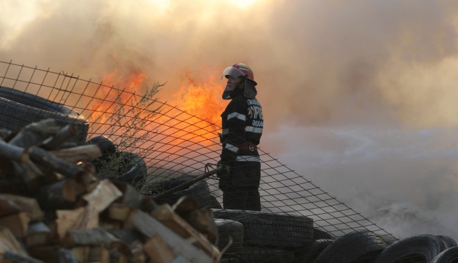 INFERN DEZLĂNȚUIT lângă varianta Constanței  / GALERIE FOTO - incendiupompierfoccauciucuri88-1345738659.jpg