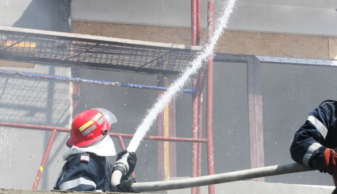 Incendiu la un apartament din Poarta 6 - incendiupompieri-1384424291.jpg