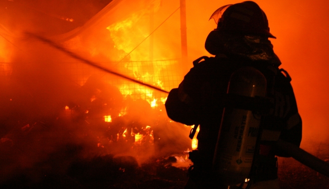 VIDEO. POMPIERII, ÎN ALERTĂ! INCENDIU DEVASTATOR LA CONSTANȚA - incendiupompieri-1491329578.jpg