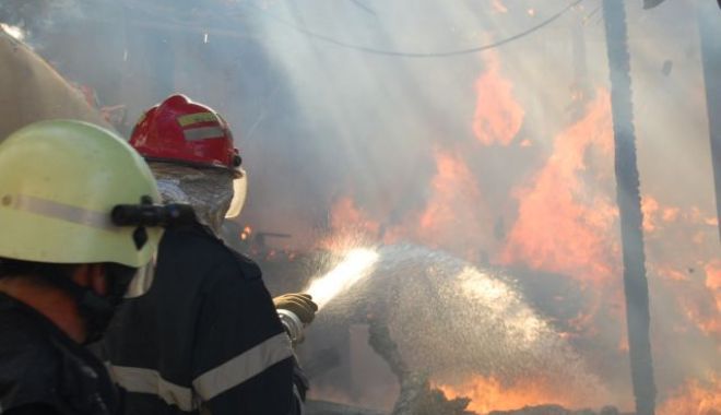 Trei copii și trei adulți, de urgență la spital, după ce casa le-a fost mistuită de foc - incendiupompiericampeni-1540454509.jpg