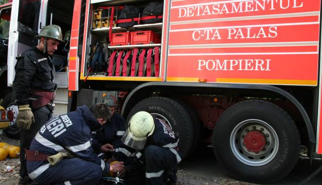 Incendiu în intersecția de la Cora! - incendiupompierigf40-1446736406.jpg