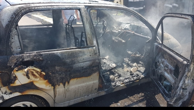 O fetiță de 10 ani s-a ales cu arsuri grave după ce mașina în care se afla a luat foc - incendiuroman94465600-1563283318.jpg
