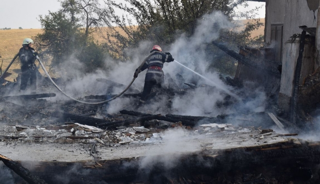 TRAGEDIE / INCENDIU într-o casă - incendiusarata7-1482328098.jpg