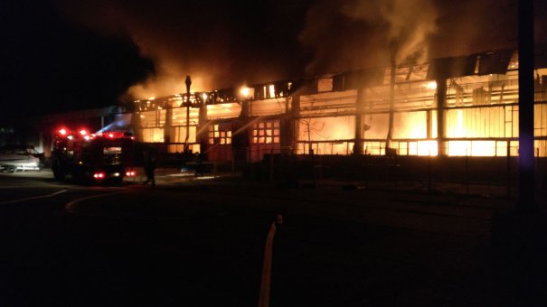 PRĂPĂD LA TULCEA! 15 AUTOBUZE DE TRANSPORT PUBLIC AU ARS CA TORȚELE - incendiutulcea-1515745396.jpg