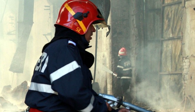 Incendiu  violent  la Cernavodă! 19 apartamente au ars  din temelii - incendiuviolentinct15apartamente-1392567387.jpg