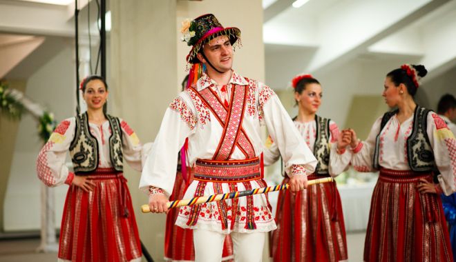 Începe parada costumelor populare - incepeparada1-1541776930.jpg