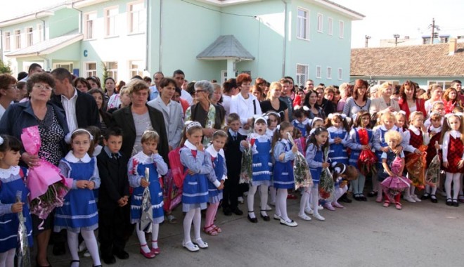 Îți pregătești copilul de clasa 1? Află la ce școală îl poți înscrie - incepereaanuluiscolar-1328559116.jpg