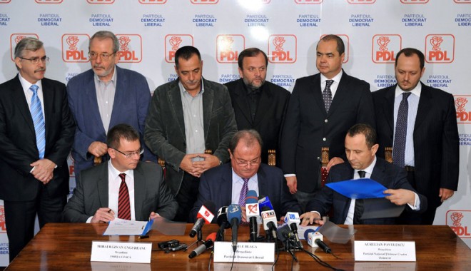 Blaga, Ungureanu și Pavelescu au semnat protocolul Alianței România Dreaptă - incheiereprotocolmru-1347804698.jpg