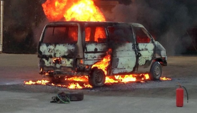 MICROBUZ 301, ÎN FLĂCĂRI! - incidentlaperesecinaunmicrobuzaa-1463902486.jpg