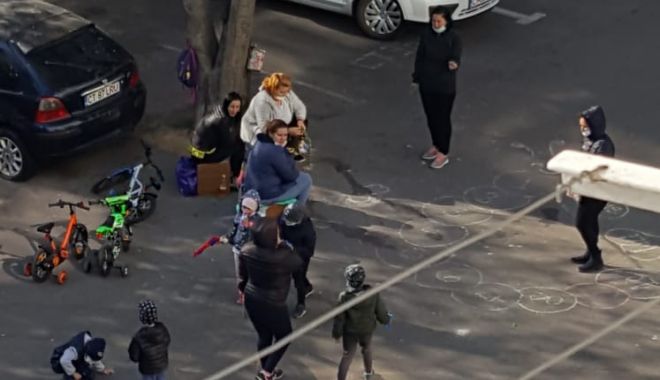 Inconștiență la Constanța. Mămici și copii, între blocuri, fără să respecte restricțiile de pandemie - inconstientalaconstanta-1587566537.jpg