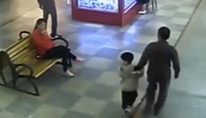 Un tată și-a găsit, din întâmplare, într-un mall, fiul răpit în urmă cu 9 luni. URMA SĂ FIE VÂNDUT! - incrediblemomentchinesedadsavesa-1511179287.jpg