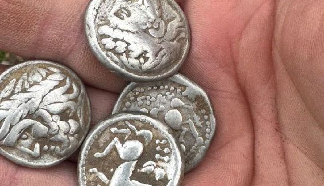 O comoară inestimabilă a fost descoperită de un preot. Ce vechime au monedele găsite