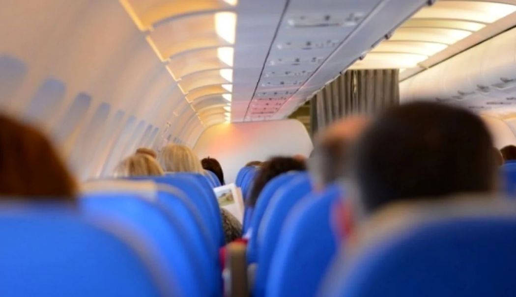 O tânără de 19 ani a fost agresată sexual în timpul unui zbor pe ruta Amsterdam – Otopeni