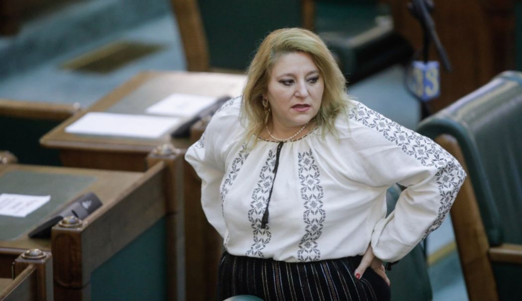 După ce s-a luat de jurnaliștii din Parlament, Diana Șoșoacă a cântat colinde alături de colegii săi de partid. 'Luaţi cu S.O.S.'