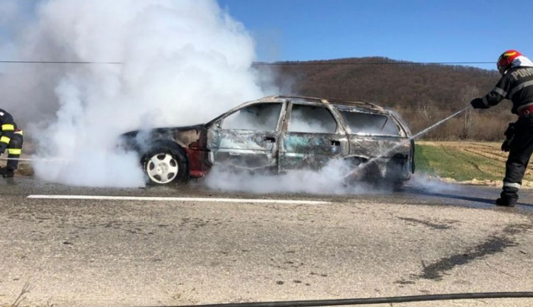 O mașină a luat foc în drumul spre Rânca. În autoturism se aflau două persoane
