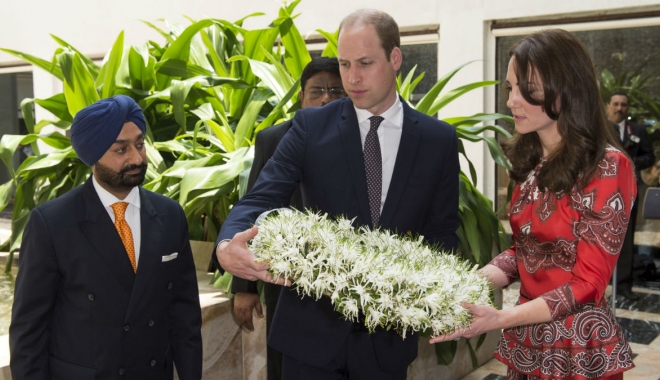 Ducele și ducesa de Cambridge, William și Kate, s-au jucat cu copiii străzii în India - india-1460530324.jpg