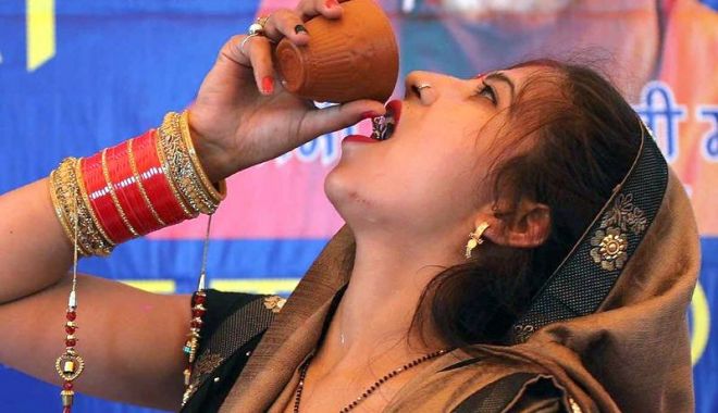 Doamne, Dumnezeule! Au băut urină de vacă, pentru a se proteja de coronavirus - india-1584284833.jpg