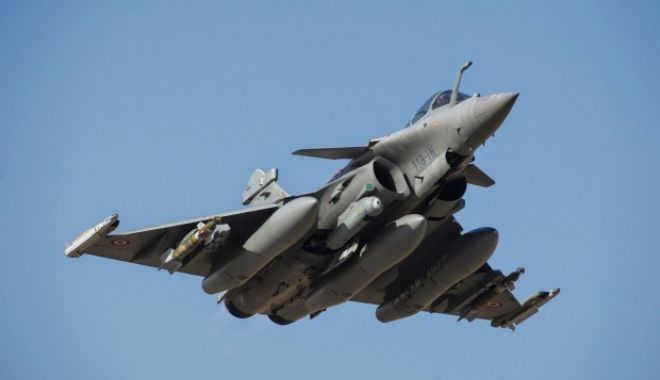 Scandal în Franța! Emmanuel Macron e acuzat că ținut ascunsă știrea despre prăbușirea unui avion - indiaachizitioneaza36deavioanede-1549546337.jpg
