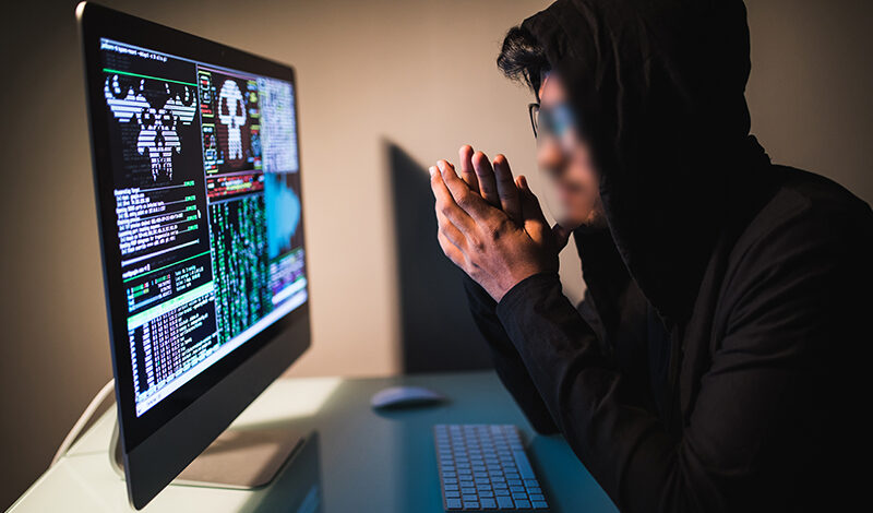 Escrocii online au făcut ravagii în 2025. Tinerii, cele mai ușoare ținte - indianmalehackerwithsmartphoneco-1768206803.webp