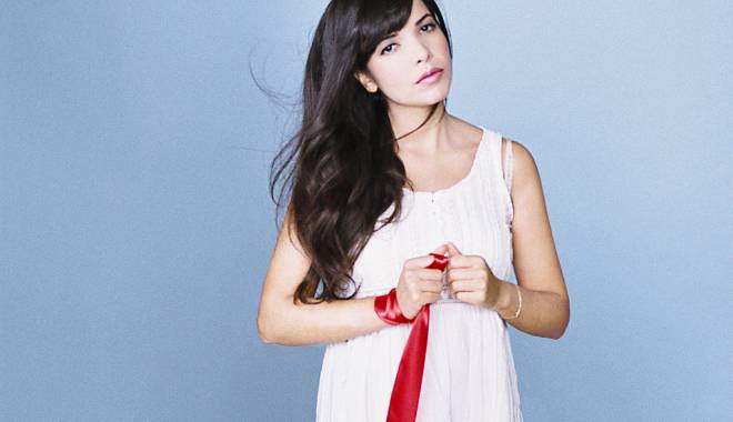 O vedetă de la noi o face praf pe Indila - indilaindila371724651024768-1418048909.jpg