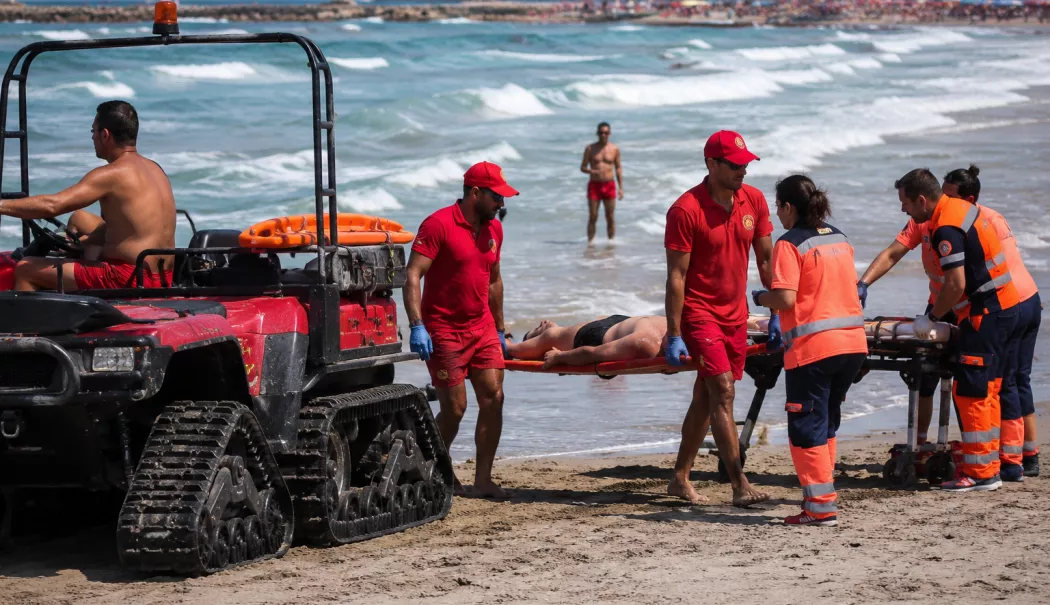 Momente de panică pe litoral! Bărbat scos din mare la Costinești, pe plaja 10 Steaguri, preluat cu șenilată - inec-1784389339.webp