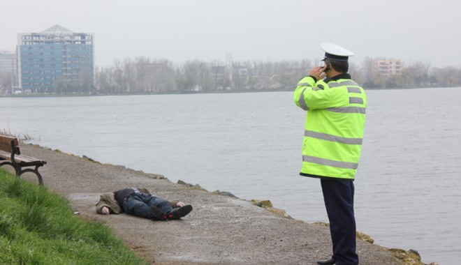 Un cadavru a fost găsit plutind pe lacul Tăbăcărie - inecat4-1365094217.jpg