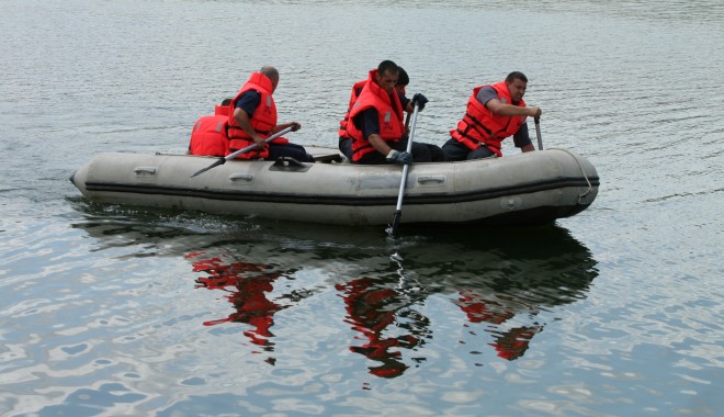 Cadavru în Canal, în apropierea podului rutier de la Năvodari - inecatcanalpompierisalvare27-1319729948.jpg