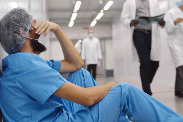 Medicii vor să fie apărați de armată în spitale - infermierestancocorridoio-1725979963.jpg