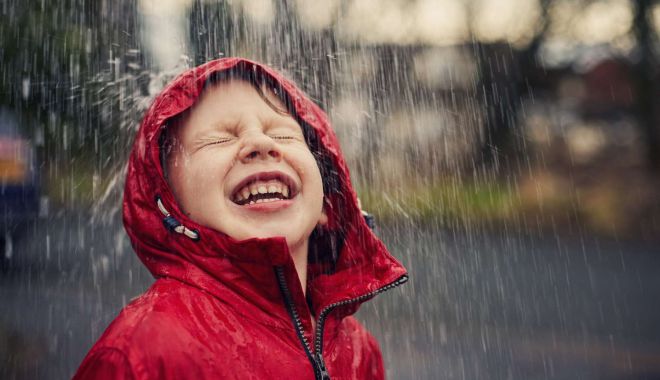 Informare meteo de precipitaţii şi intensificări ale vântului, în toată ţara!