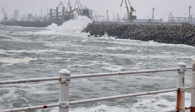 Porturile de la Marea Neagră închise din cauza vântului puternic - infosudestvantmarevalurifalezapo-1663490483.jpeg