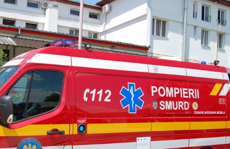 Ambulanță înghițită de pavaj în timpul unei intervenții. Scene incredibile într-o zonă pietonală
