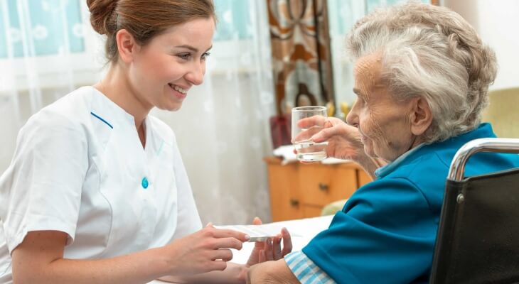 Zeci de mii de români bolnavi ar putea beneficia de îngrijire medicală la domiciliu