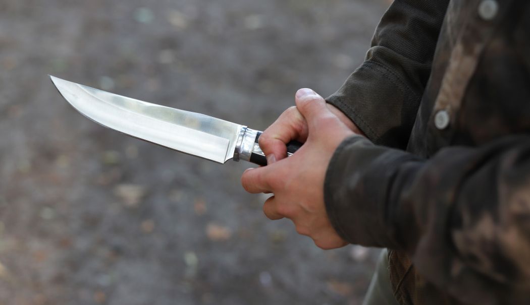 Scandal încheiat tragic. Un bărbat și-a înjunghiat vecinul cu un cuţit de bucătărie - injunghiat-1765383413.jpg
