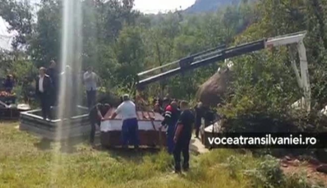 Cea mai grasă femeie din România a fost înmormântată cu macaraua - inmormantarefemeiegrasa37131700-1412449362.jpg