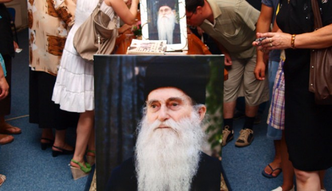 Părintele Arsenie - limanul vieții multor credincioși - inmormantarepapacioc26-1311186506.jpg