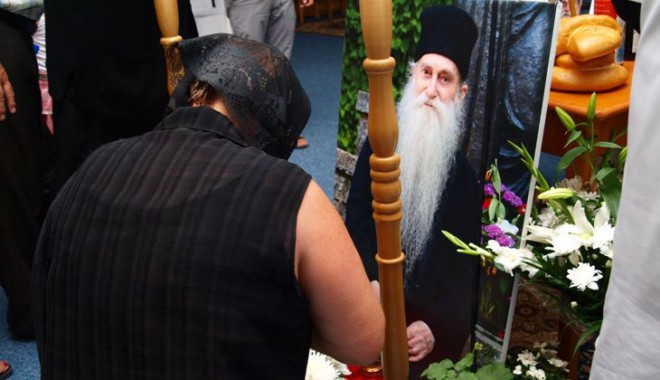 Rămas bun, părinte Arsenie! - inmormantarepapacioc37-1311233250.jpg