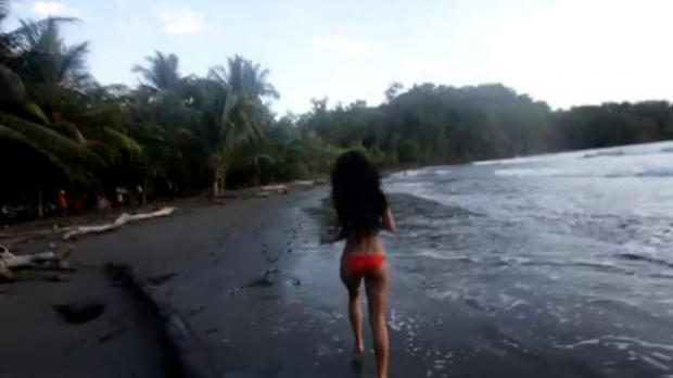Extrem de sexy, Inna aleargă pe plajă în costum de baie VIDEO - inna96340000-1334040066.jpg