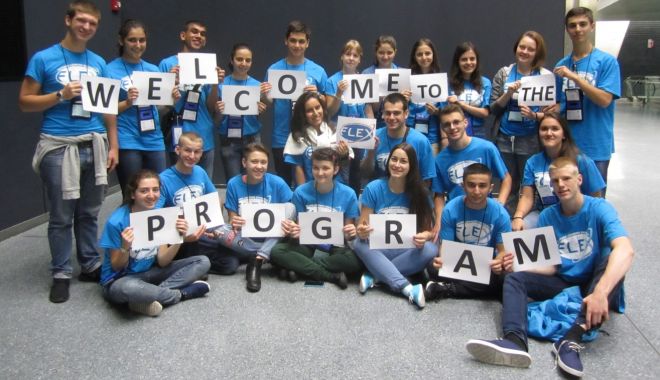 Liceenii români pot studia un an de zile, gratuit, în SUA, grație programului FLEX
