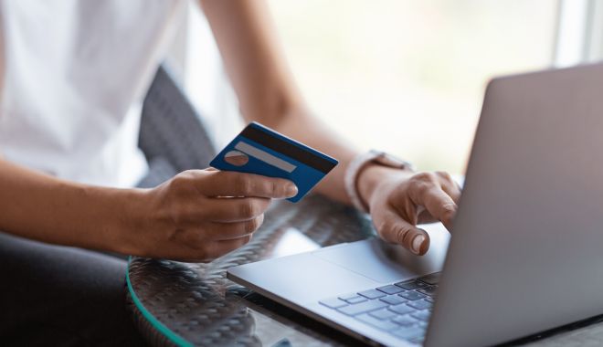 Metode prin care îți protejezi cardul bancar de înșelăciunile online - inselaciuni-carduri-bancare-1693755786.png