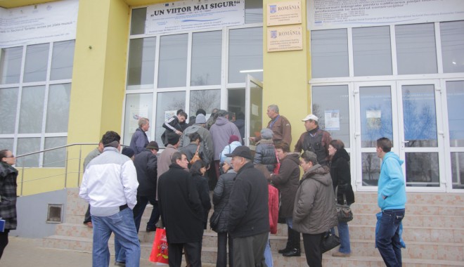 INS. Șomajul nici nu crește, nici nu scade - inssomeri2deconline-1385990108.jpg