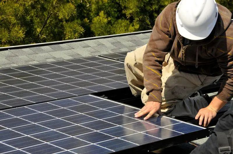 Românii care au panouri fotovoltaice nu mai sunt obligați să-și monteze instalații de stocare - instalatii-de-stocare-1733920715.jpg