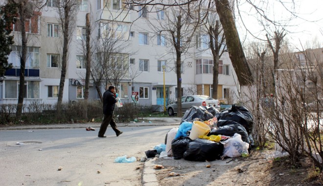 Mormane de gunoaie între blocuri - instantaneulzilei-1332777688.jpg